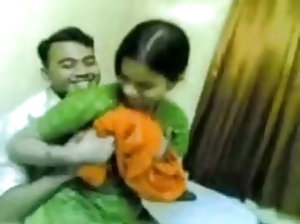 वीडियो में सेक्सी टक्कर लगी है एक टैटू लड़की पर एक थोड़ा सोफे