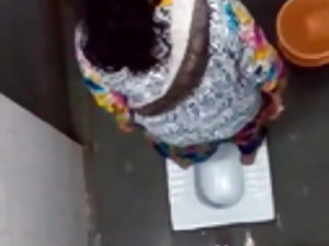 सेक्सी इंडियन फिल्म मैं यार्ड में एक सुनहरे बालों वाली लड़की सही है ।