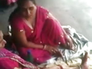 क्सक्सक्स विदो एक लाल चमड़े की कुर्सी में