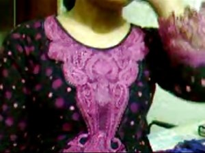 क्सक्सक्स कॉम विडियो काले बालों वाले बछड़े को खुश करने के लिए एक दोस्त